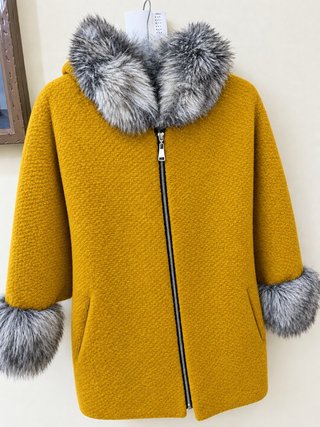 Abrigo de lana amarillo con capucha color mostaza