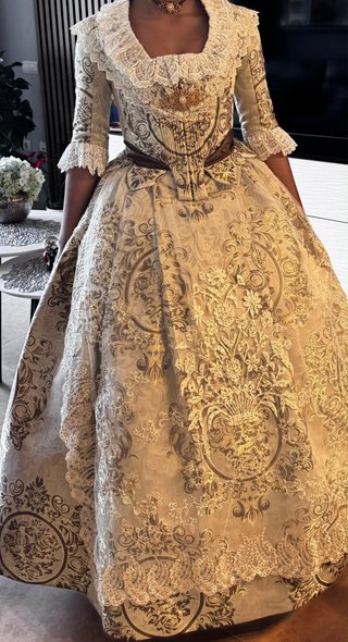 Traje de fallera tradicional