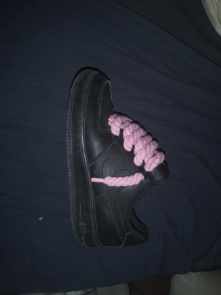 Nike Air Force 1 negras cordón rosa