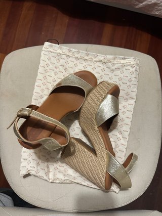 Sandalias de cuña doradas Popa