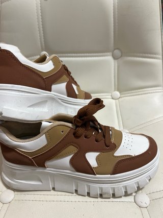 Zapatillas Deportivas Marrones y Blancas