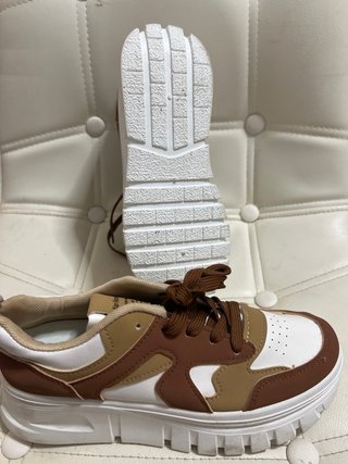 Zapatillas Deportivas Marrones y Blancas