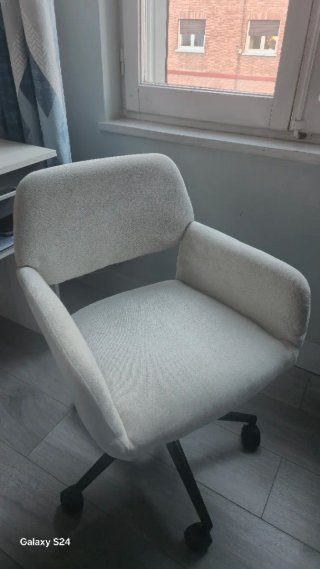 Silla de oficina beige con reposabrazos