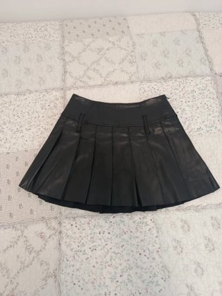 Falda de polipiel negra Bershka XS