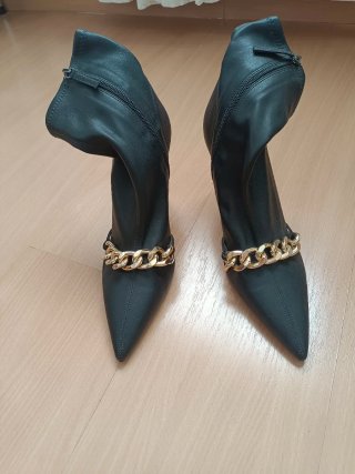 Botines Zara Negros Nuevos sin estrenar con Cadena