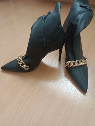 Botines Zara Negros Nuevos sin estrenar con Cadena