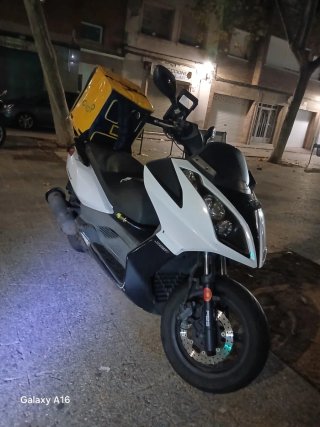 Maxi Scooter Negra y Blanca