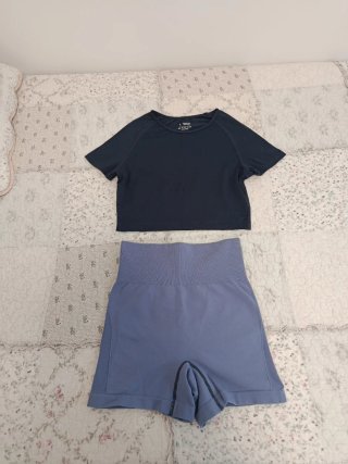 Set deportivo mallas y camiseta