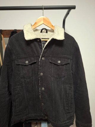 Chaqueta vaquera negra Bershka forrada