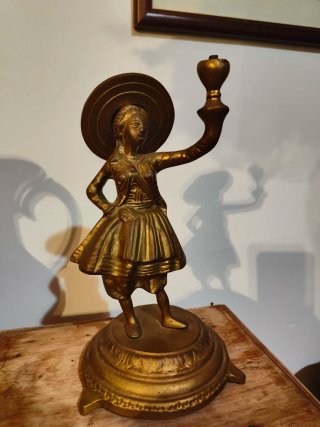Figura de Bronce con Portavelas