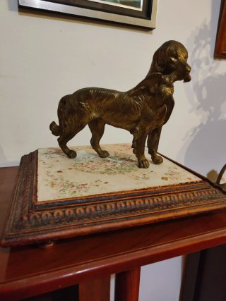 Figura de Perro de Bronce sobre Base