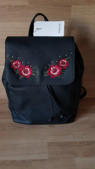 Mochila Vilanova negra con flores rojas bordados