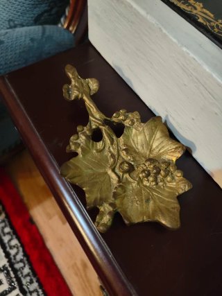 Figura de Bronce con Motivo de Hojas