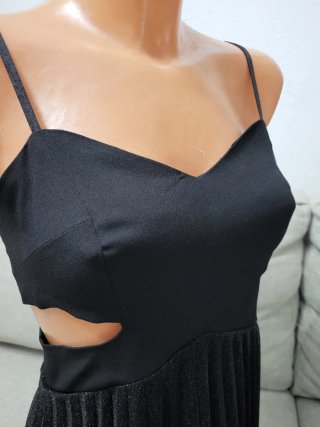 Vestido negro con aberturas laterales