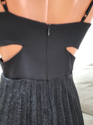 Vestido negro con aberturas laterales