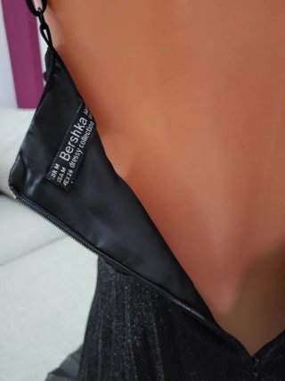 Vestido negro con aberturas laterales
