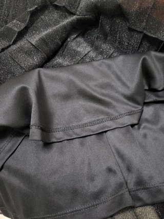 Vestido negro con aberturas laterales