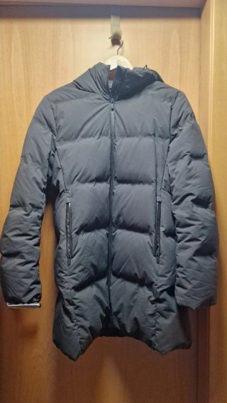 Plumífero Uniqlo Negro con Capucha, impermeable.