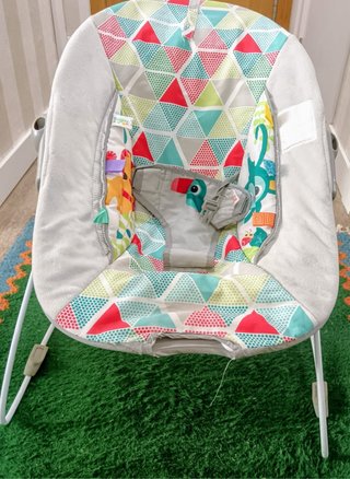 Hamaca para bebé con diseño de triángulos