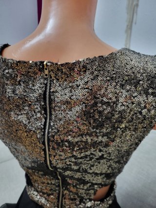 Vestido corto con lentejuelas dorado y negro