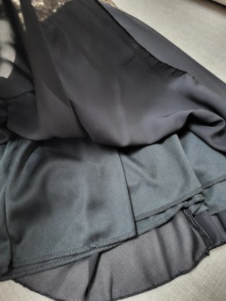 Vestido corto con lentejuelas dorado y negro