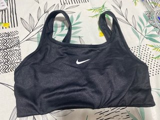 Top deportivo negro Nike