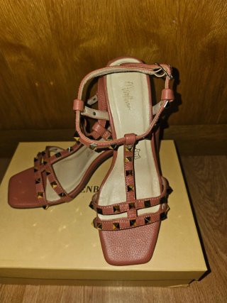 Sandalias mujer con tachuelas