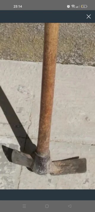 Azadón de monte con mango de madera