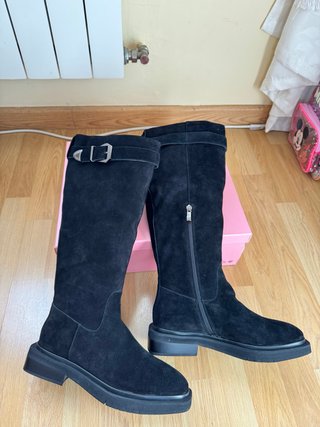 Botas altas negras de ante con hebilla