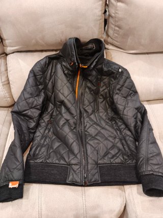 Preciosa Cazadora Bomber Superdry Negra acolchada.