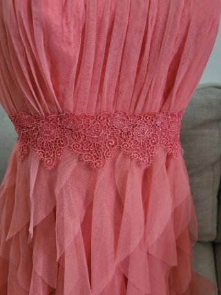 Vestido corto coral con volantes