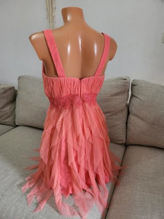 Vestido corto coral con volantes
