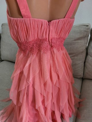 Vestido corto coral con volantes