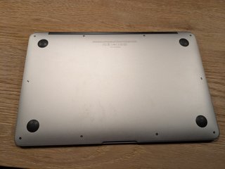MacBook Air 11 (2010) + Cargador + Funda Tucano