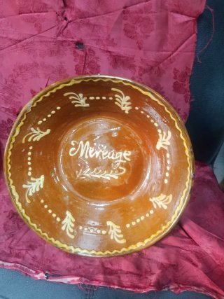 Lebrillo antiguo con la palabra "Merenge"