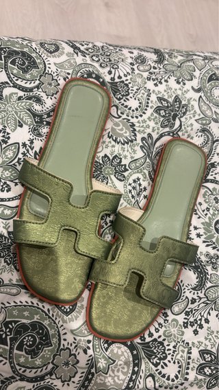 Sandalias planas verdes y doradas