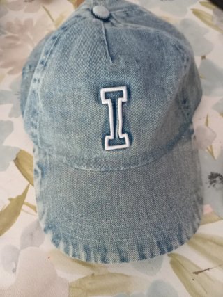 Gorra azul con letra I