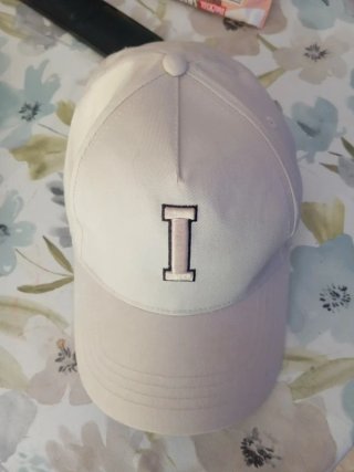 Gorra con letra I