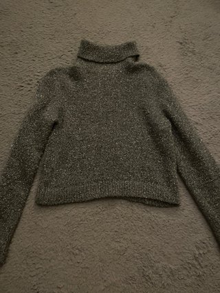 Jersey gris brillante cuello alto
