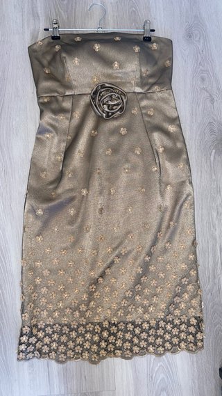 Vestido elegante dorado con flores