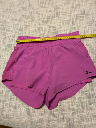 Pantalón corto deportivo morado