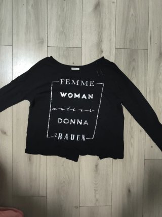 Camiseta negra con estampado