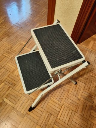 Escalera plegable metálica de 2 peldaños