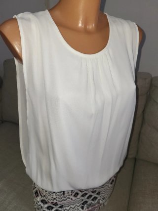 Vestido con cuerpo blanco y falda estampada