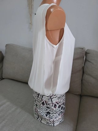 Vestido con cuerpo blanco y falda estampada