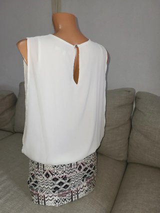 Vestido con cuerpo blanco y falda estampada