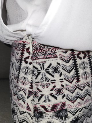 Vestido con cuerpo blanco y falda estampada