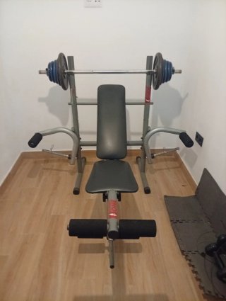 Press de banca con barra y discos