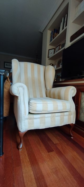 Sillón Orejero Tapizado a Rayas