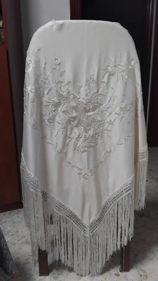 Manton bordado beige con flecos